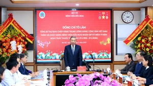 苏林总书记看望河内友谊医院并向该院干部、医生和医务人员致以节日祝贺。（登科 摄）