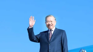 越共中央总书记苏林离开美国安德鲁斯空军基地，圆满结束赴美出席加沙和平委员会开幕会议之行。（图片来源：越通社）