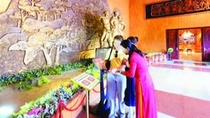 游客通过扫描二维码、NFC了解光忠博物馆。（明福 摄）