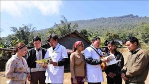 医生与村寨医务人员向少数民族同胞宣传生殖健康知识。（图片来源：越通社）