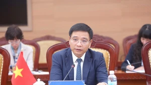 越南财政部长阮文胜发表讲话。图自《越南财政时报》