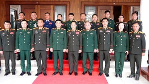 双方代表合影。（图片来源：越通社）