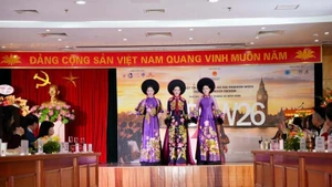 越南旅游小姐前三名展示优秀艺人兰香设计的奥黛。（组委会供图）