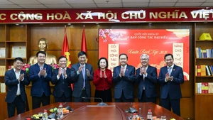 国会主席陈青敏、国会副主席阮氏青与国会代表工作委员会领导合影。