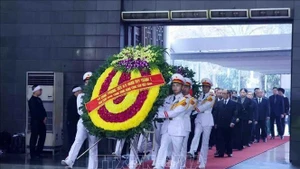 由政府总理范明正率领的越共中央委员和政府领导人代表团前来吊唁。（图片来源：越通社）