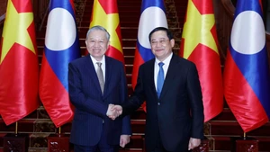 越共中央总书记苏林会见老挝政府总理宋赛·西潘敦。（图片来源：越通社）