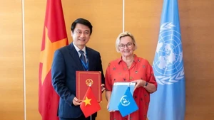 2025年7月，越南外交部副部长黎英俊与UNCITRAL秘书长安娜·茹班-布雷特共同签署《越南外交部与联合国国际贸易法委员会2025-2031年合作谅解备忘录》。（图片来源：越通社）