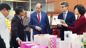展示关于胡志明主席的作品。
