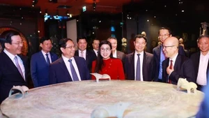 越南政府总理范明正参观法国凯布朗利博物馆。