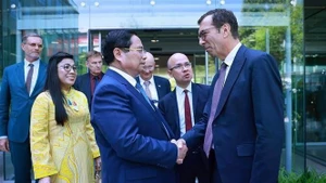 越南政府总理范明正参观法国国家铁路公司。