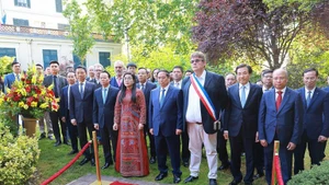 越南政府总理范明正前往法国蒙特勒伊市胡志明主席纪念区敬献花圈【组图】