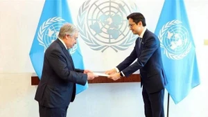 南驻联合国大使杜雄越在联合国总部向联合国秘书长安东尼奥·古特雷斯递交委任书。（图片来源：越通社）