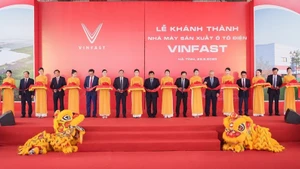 VinFast河静电动车生产厂落成剪彩仪式。