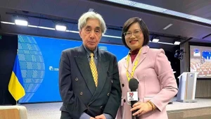 日本常驻欧盟记者谷口长代和越通社记者合影。