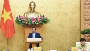 越南政府总理范明正主持会议。