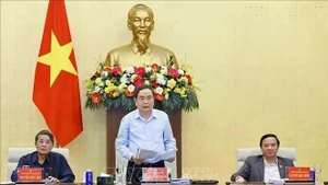 越南国会党组书记、国会主席陈清敏主持人事工作会议。