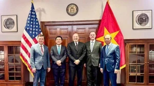 工贸部长阮鸿延与美国商务部长霍华德·卢特尼克及美国贸易代表大使贾米森·格里尔举行会谈。