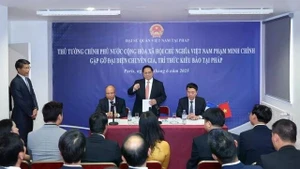 范明正总理会见旅法越侨专家和知识分子代表。