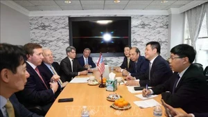 越南工贸部长阮鸿延会见华平投资集团董事长兼美国-东盟商务理事会（USABC）主席杰弗里·珀尔曼。（图片来源：越通社）