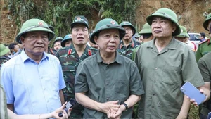 越南政府副总理陈红河亲临奠边省沙荣乡行浦西村视察。（图片来源：越通社）