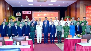 越共中央总书记苏林、中央工作代表团成员与刑事警察局干部合影。