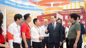 国会主席陈青敏检查“越南国会历史与使命”展览筹备工作。（维玲 摄）