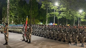 受阅官兵整装待发，准备参加演练。