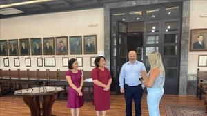 越南驻希腊大使馆工作代表团与罗德岛负责经济、财政和文化遗产事务副市长查尔基亚斯·康斯坦丁诺斯。（图片来源：越通社）