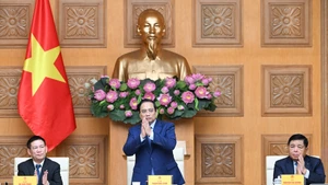 越南政府总理范明正主持与日本企业代表的座谈会。