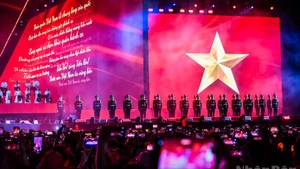 主题为《祖国在我心中》的政论艺术晚会为观众和参演艺术家带来了丰富的情感体验。（成达 摄）