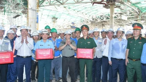 范明正总理向在隆城国际机场施工的各单位赠送慰问品以示鼓励。（青江 摄）