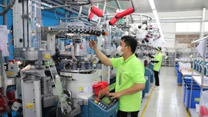 由韩国投资建设的一家生产厂。（图片来源：越通社）