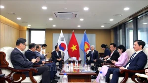 杜文战同志和越南工作代表团会见韩国庆尚北道奉化郡领导及李氏家族代表。（图片来源：越通社）
