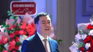 越南工贸部副部长阮生日新在论坛上发表讲话。（图片来源：政府网）
