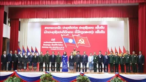 越南国家副主席武氏映春和老挝国家副主席巴妮·雅陶都以及两国代表合影。（图片来源：越通社）