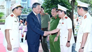 苏林总书记走访调研公安部刑事警察局。（登科 摄）