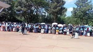 西宁省职能部门接收由柬埔寨执法部门移交的353名越南公民。（图片来源：越通社）