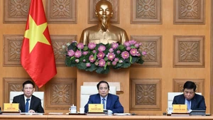 范明正总理主持与日本企业代表的座谈会。（陈海 摄）
