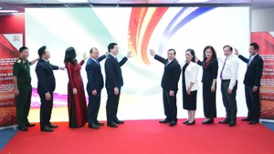 “国家成就展览：独立·自由·幸福80年征程”新闻中心揭幕仪式在河内举行。（图片来源：越通社）