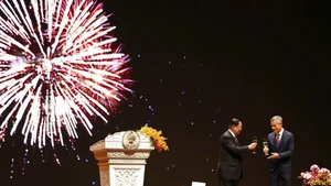 柬埔寨参议院主席洪森亲王和越南驻柬埔寨大使阮明宇共同参加纪念越南国庆80周年（1945年9月2日—2025年9月2日）招待会。（图片来源：越通社）