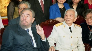 古巴共产党中央委员会第一书记、古巴国务委员会主席兼部长会议主席菲德尔·卡斯特罗在对越南进行正式友好访问期间会见武元甲大将（2003年2月22日摄）。（图片来源：越通社）