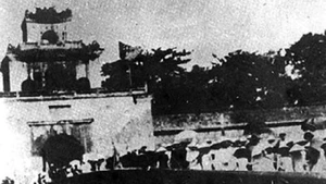 承天-顺化民众1945年8月23日参加夺取政权，并进入上四门。那一天是顺化革命取得胜利的日子。（图片来源：越通社）