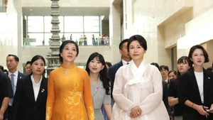 越共中央总书记苏林夫人吴芳璃和韩国总统夫人金惠景一同参观韩国国立中央博物馆。（图片来源：越通社）