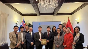 越南外交部副部长阮孟强与各位代表合影。（图片来源：越通社）
