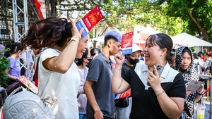 拿到《祖国在我心中 》政治主题音乐会的入场券时，年轻人眼神中充满喜悦与期待。