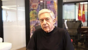 以色列前司法部长约西·贝林接受越通社记者的采访。（图片来源：越通社）
