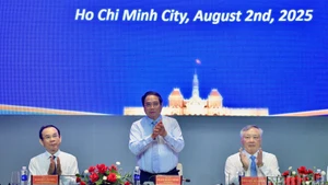 政府总理范明正在会上致辞。（青江 摄）