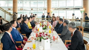 越南国会主席陈青敏同马来西亚国家石油公司领导进行座谈。（图片来源：人民代表报）