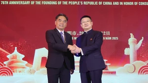 胡志明市人民委员会副主席阮禄河与中国新任驻胡志明市总领事唐立。（图片来源：大团结报）