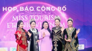 组委会代表与多位佳丽共同启动2025年越南民族旅游小姐大赛。（图片来源：越通社）